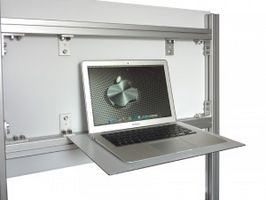 Laptopablage hinter Monitorständer