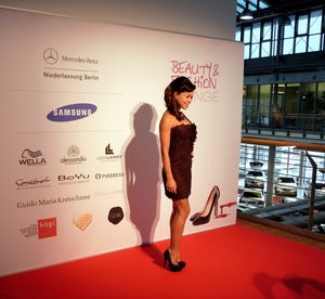 Auf dem Roten Teppich mit unsichtbaren Standgewichten in der Beauty-Lounge während der Fashionweek in Berlin